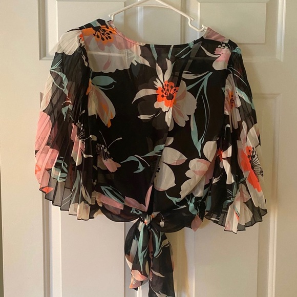 Never worn Express blouse! Perfect for summer! Tie in the back. - Picture 2 of 4